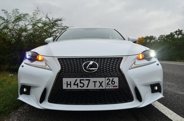 Вперед в будущее: тест-драйв Lexus IS